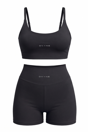 Conjunto fitness DVYNE de top de alça fina e short de cintura alta na cor preto, visto de frente