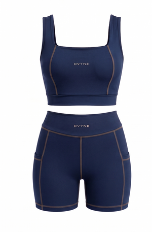 Conjunto fitness DVYNE de top com decote quadrado e short com bolsos na cor azul-marinho, visto de frente