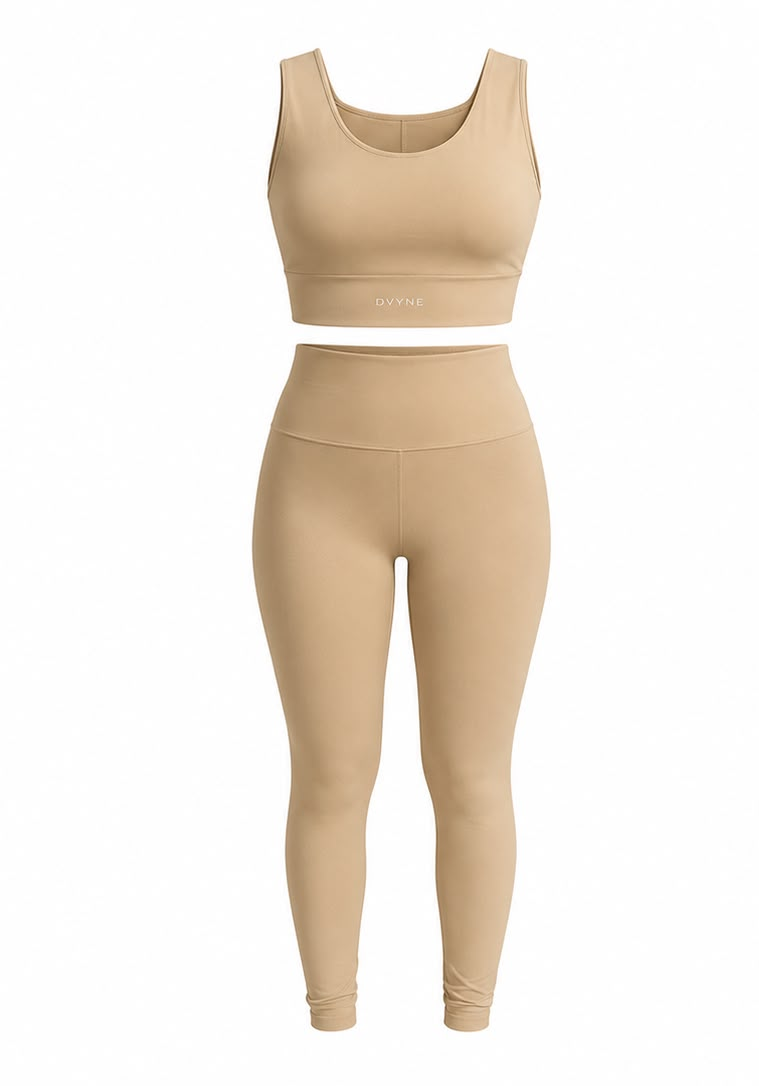 Conjunto fitness DVYNE de top e calça legging de cintura alta na cor areia, visto de frente