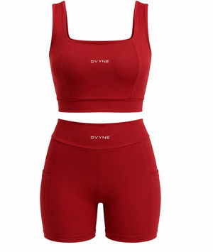 Conjunto fitness DVYNE de top com decote quadrado e short com bolsos na cor cereja, visto de frente