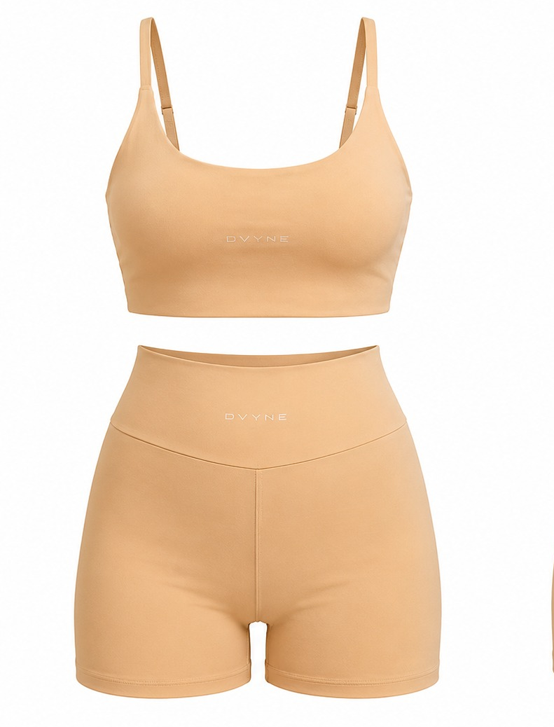 Conjunto fitness DVYNE de top de alça fina e short de cintura alta na cor areia, visto de frente