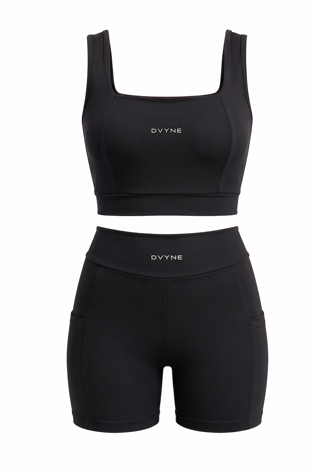 Conjunto fitness DVYNE de top com decote quadrado e short com bolsos na cor preto, visto de frente
