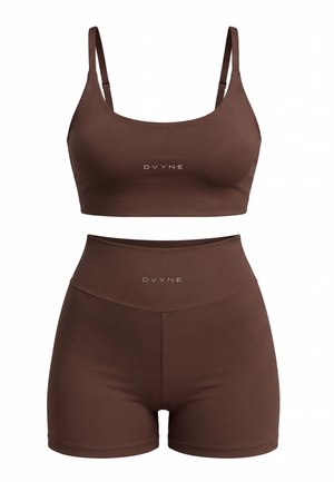 Conjunto fitness DVYNE de top de alça fina e short de cintura alta na cor marrom, visto de frente