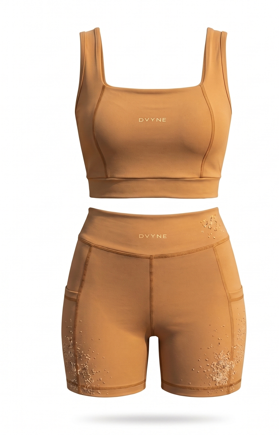 Conjunto fitness DVYNE de top com decote quadrado e short com bolsos na cor areia, visto de frente