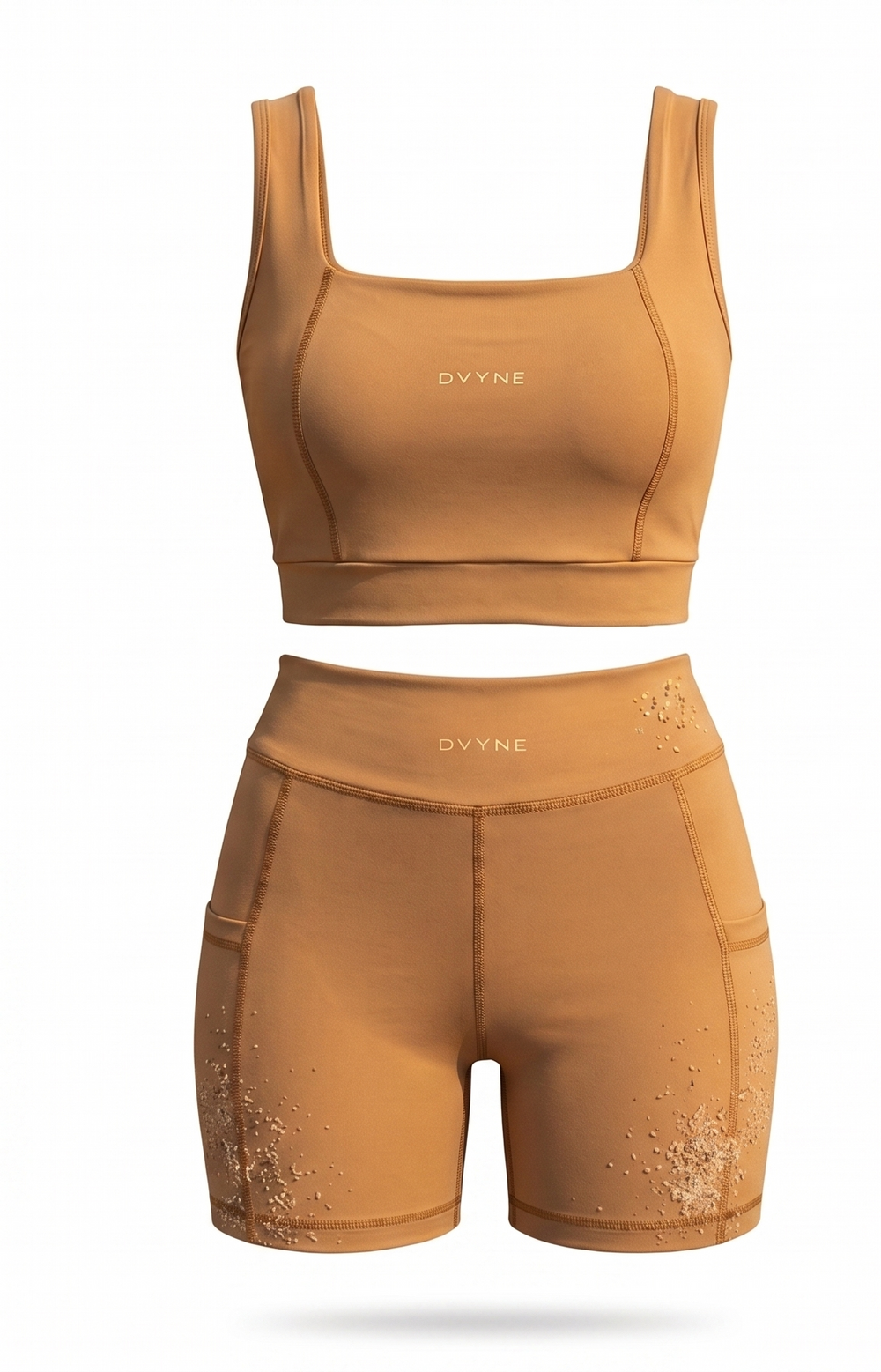 Conjunto fitness DVYNE de top com decote quadrado e short com bolsos na cor areia, visto de frente