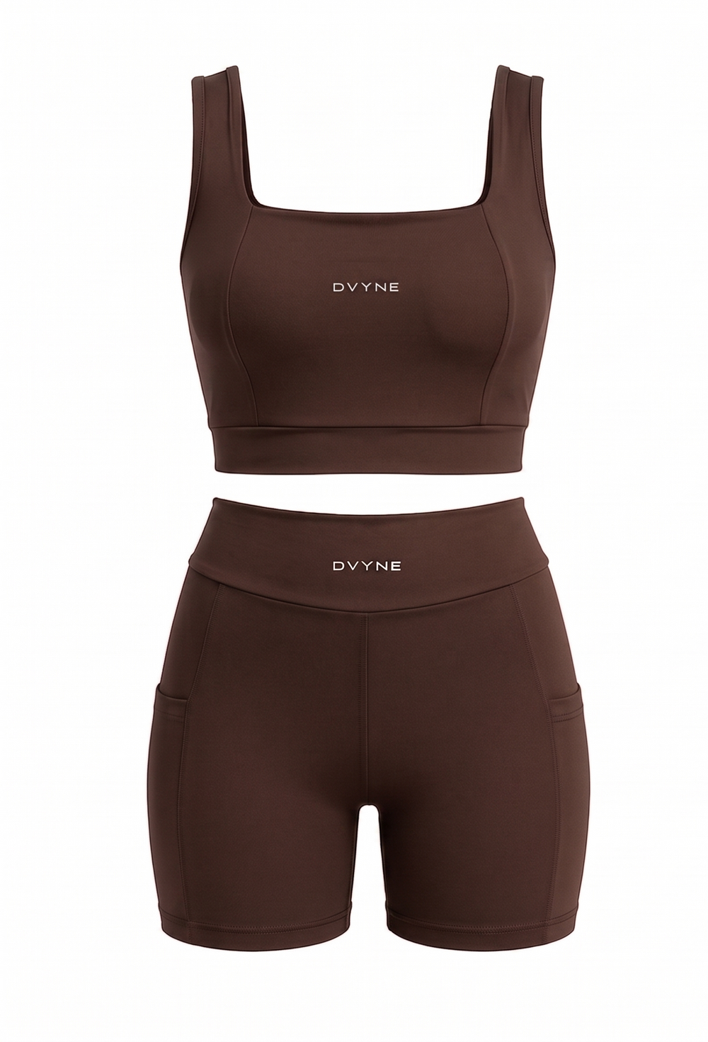 Conjunto fitness DVYNE de top com decote quadrado e short com bolsos na cor marrom, visto de frente