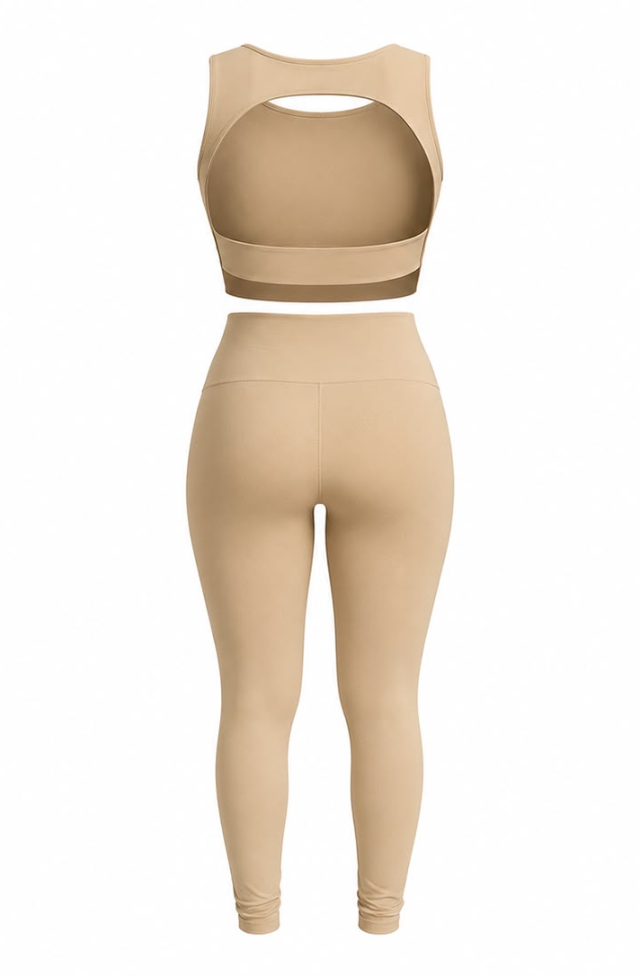 Conjunto fitness DVYNE de top e calça legging na cor areia, visto de costas