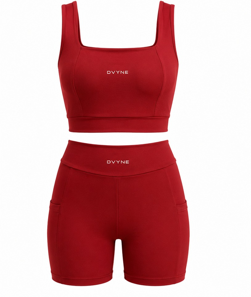 Conjunto fitness DVYNE de top com decote quadrado e short com bolsos na cor cereja, visto de frente